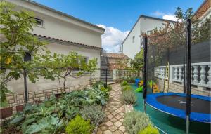 Vonkajšia záhrada v ubytovaní 5 Bedroom Stunning Home In Crikvenica