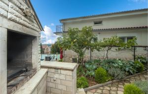 Vonkajšia záhrada v ubytovaní 5 Bedroom Stunning Home In Crikvenica