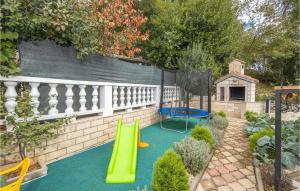 Vonkajšia záhrada v ubytovaní 5 Bedroom Stunning Home In Crikvenica