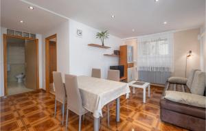 Posedenie v ubytovaní 5 Bedroom Stunning Home In Crikvenica