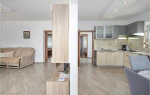Kuchyňa alebo kuchynka v ubytovaní 5 Bedroom Stunning Home In Crikvenica