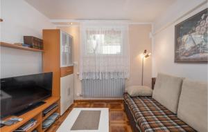 Televízia a/alebo spoločenská miestnosť v ubytovaní 5 Bedroom Stunning Home In Crikvenica