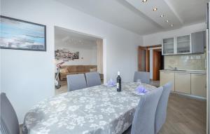 Kuchyňa alebo kuchynka v ubytovaní 5 Bedroom Stunning Home In Crikvenica