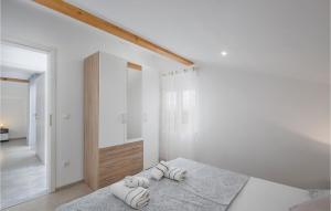 Posteľ alebo postele v izbe v ubytovaní 5 Bedroom Stunning Home In Crikvenica