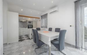Kuchyňa alebo kuchynka v ubytovaní 5 Bedroom Stunning Home In Crikvenica