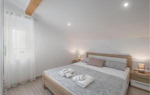 Posteľ alebo postele v izbe v ubytovaní 5 Bedroom Stunning Home In Crikvenica