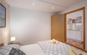 Posteľ alebo postele v izbe v ubytovaní 5 Bedroom Stunning Home In Crikvenica