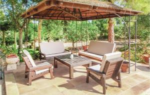Κήπος έξω από το 4 Bedroom Awesome Home In Manacor