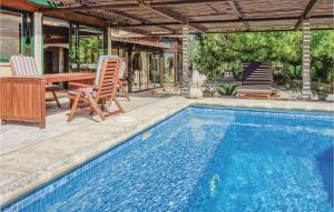 Πισίνα στο ή κοντά στο 4 Bedroom Awesome Home In Manacor