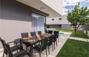ein Esstisch und Stühle auf einer Terrasse in der Unterkunft Five-Bedroom Holiday Home In Kastel Kambelovac in Kaštela