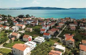 eine Luftaufnahme einer Stadt am Wasser in der Unterkunft Five-Bedroom Holiday Home In Kastel Kambelovac in Kaštela