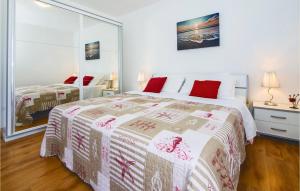 Posteľ alebo postele v izbe v ubytovaní Cozy Home In Okrug Gornji With Sauna