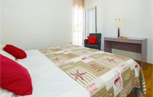Posteľ alebo postele v izbe v ubytovaní Cozy Home In Okrug Gornji With Sauna