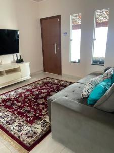 a living room with a couch and a rug at Casa Encanto de Piri in Pirenópolis