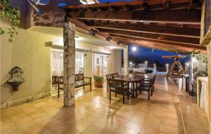 Restaurace v ubytování Four-Bedroom Holiday Home In Kastel Novi