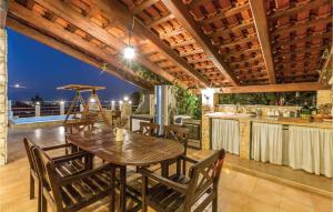 Balkón nebo terasa v ubytování Four-Bedroom Holiday Home In Kastel Novi