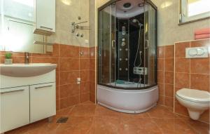 Koupelna v ubytování One-Bedroom Apartment In Krvavica