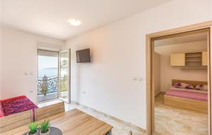 Postel nebo postele na pokoji v ubytování One-Bedroom Apartment In Krvavica