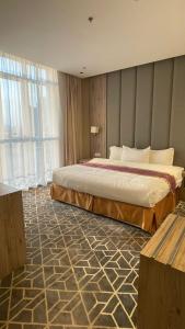 a hotel room with a bed in a room at شقق لافندر للشقق المخدومة الأقتصادية in Taif