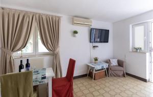 Μια τηλεόραση ή/και κέντρο ψυχαγωγίας στο 2 Bedroom Amazing Apartment In Klek