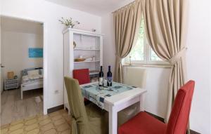 Χώρος καθιστικού στο 2 Bedroom Amazing Apartment In Klek