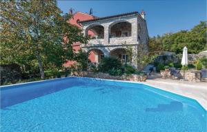 duży basen przed domem w obiekcie Holiday Home Mio Persan Cr w mieście Rakalj