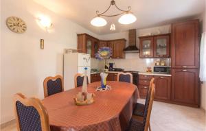 Kuchnia lub aneks kuchenny w obiekcie Holiday Home Mio Persan Cr