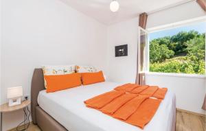 Posteľ alebo postele v izbe v ubytovaní Lovely Apartment In Banjol With Wifi