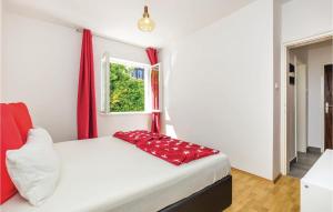 Posteľ alebo postele v izbe v ubytovaní Lovely Apartment In Banjol With Wifi