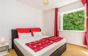 Posteľ alebo postele v izbe v ubytovaní Lovely Apartment In Banjol With Wifi