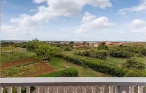 vistas al jardín desde el balcón de una casa en Cozy Apartment In Vrsi With Wifi, en Vrsi