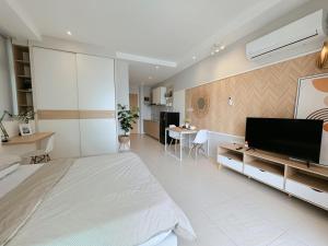 Μια τηλεόραση ή/και κέντρο ψυχαγωγίας στο Kuching Cozy Comfort 04 - Riverine Diamond Kuching Studio with Balcony