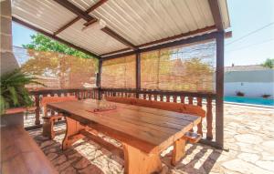 Bazén v ubytovaní Holiday Home Stifanici Iii alebo v jeho blízkosti + 23 fotografií