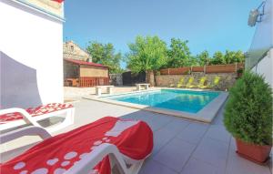 Bazén v ubytovaní Holiday Home Stifanici Iii alebo v jeho blízkosti