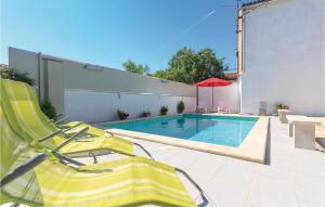 Bazén v ubytovaní Holiday Home Stifanici Iii alebo v jeho blízkosti