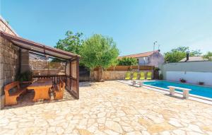 Bazén v ubytovaní Holiday Home Stifanici Iii alebo v jeho blízkosti