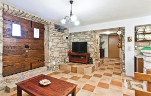 Televízia a/alebo spoločenská miestnosť v ubytovaní Holiday Home Stifanici Iii