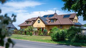 dom z panelami słonecznymi na dachu w obiekcie Letnia willa Jacuzzi & Sauna w mieście Darłowo