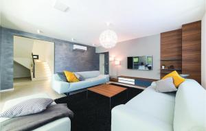 Posezení v ubytování Eight-Bedroom Holiday Home In Kastel Novi
