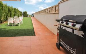 ein Hinterhof mit Stühlen und einem Grill auf einer Terrasse in der Unterkunft Atalayas De Polop Iii in Polop