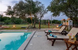 Bazén v ubytování Holiday Home Dalmatinska Croatia nebo v jeho okolí