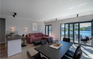 un soggiorno con un divano rosso e un tavolo di Beach Front Home In Blato a Blato