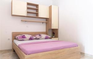 Postel nebo postele na pokoji v ubytování One-Bedroom Apartment In Krvavica
