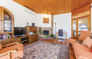 TV a/nebo společenská místnost v ubytování Two-Bedroom Apartment In Duce
