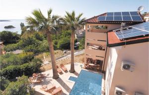 eine Luftansicht eines Hauses mit Sonnenkollektoren auf dem Dach in der Unterkunft Stunning Home In Supetarska Draga in Supetarska Draga + 26 Fotos