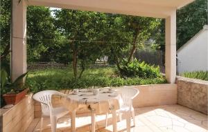 En have udenfor One-Bedroom Apartment In Supetar