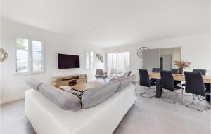 Μια τηλεόραση ή/και κέντρο ψυχαγωγίας στο 3 Bedroom Nice Home In La Tremblade