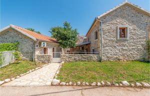 duży kamienny dom z kamiennym podjazdem w obiekcie Gorgeous Home In Lisane Tinjske w mieście Lišane Tinjske +31 zdjęć