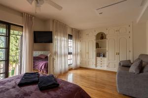 ein großes Schlafzimmer mit einem Bett und einer Couch in der Unterkunft Casa en Guadalmar Malaga, Naturaleza y Playa in Málaga