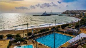 duży basen obok plaży z statkiem wycieczkowym w obiekcie Piraeus Blue Grand Suite di Giorgio 10 mins from the port. w Pireusie